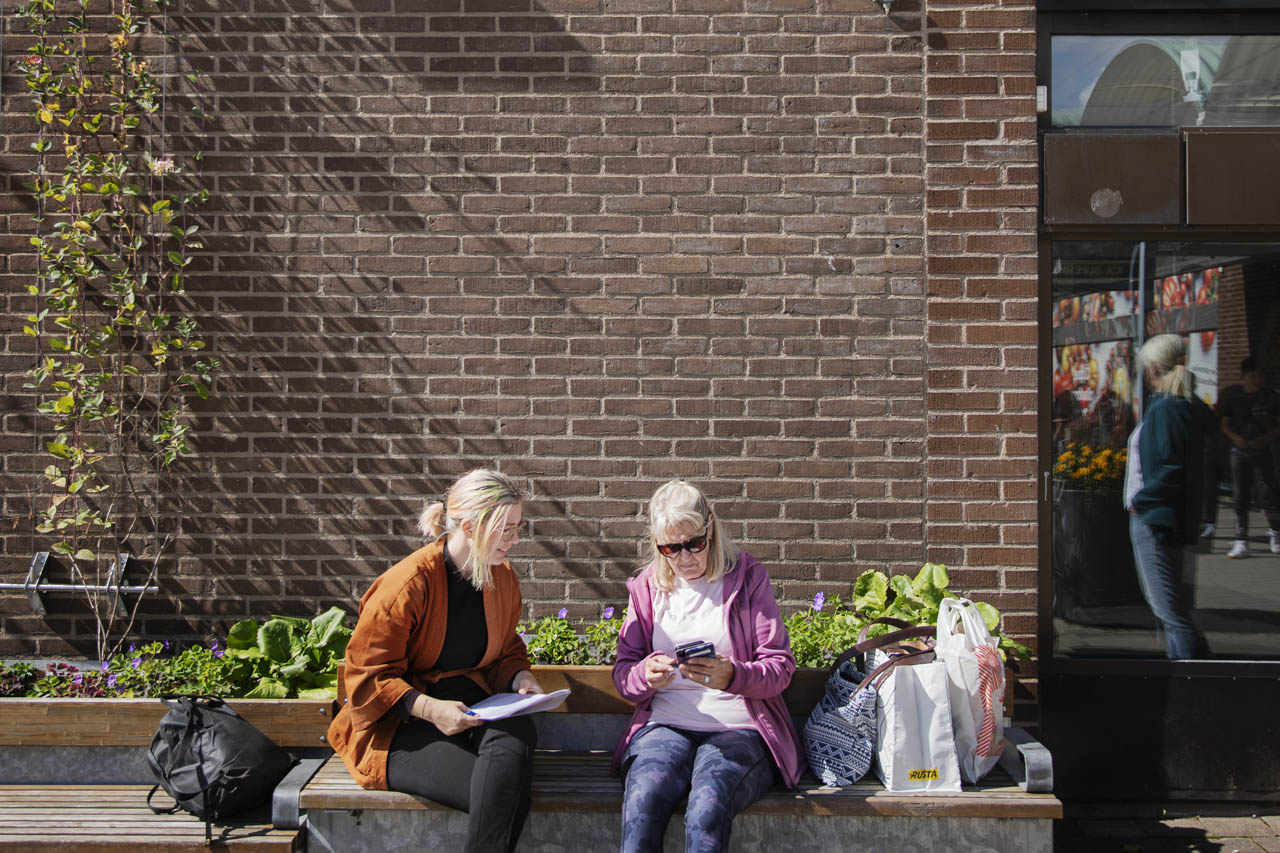 Ett foto av två personer på en bänk.
